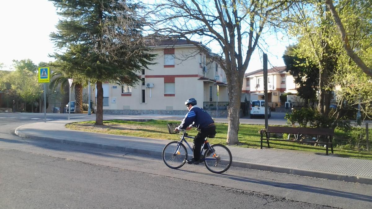 Una persona circula en bicicleta por uno de los accesos a Navalmoral.