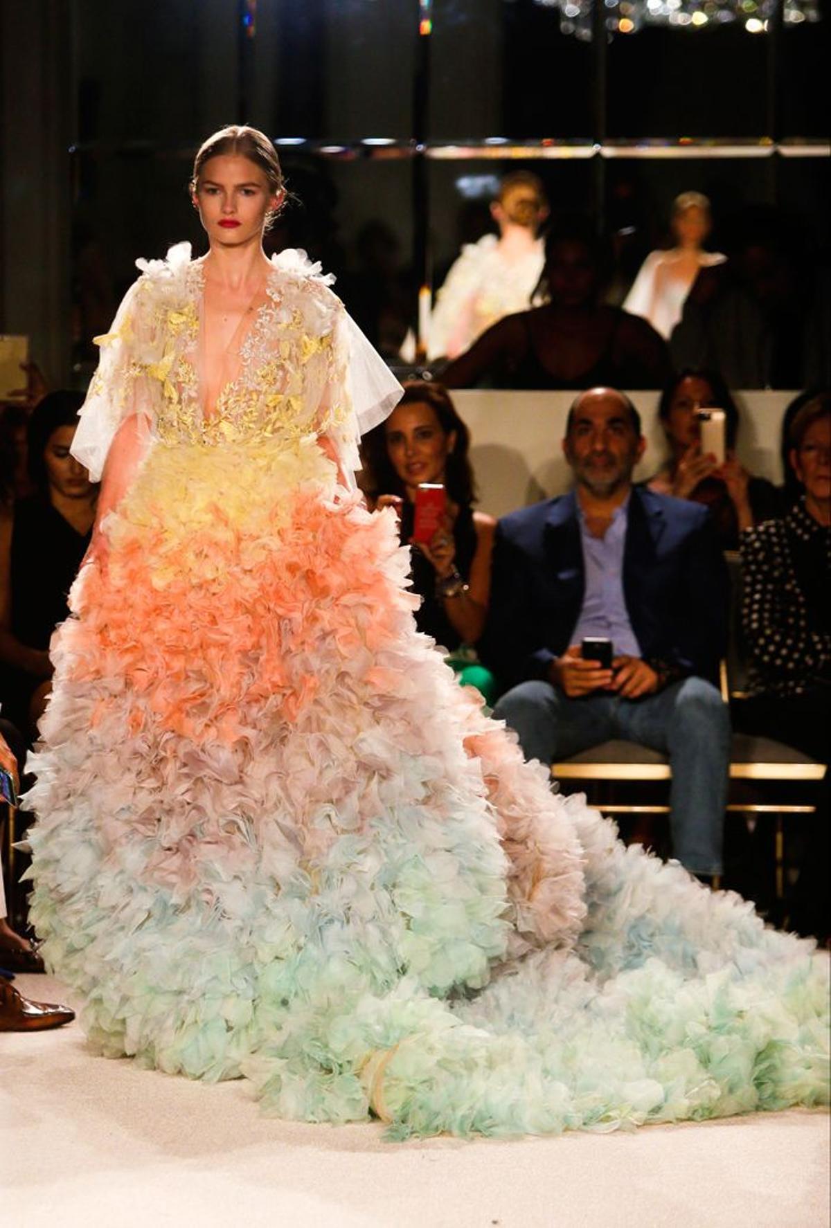 Nueva York Fashion Week: Marchesa, vestido de plumas y colores