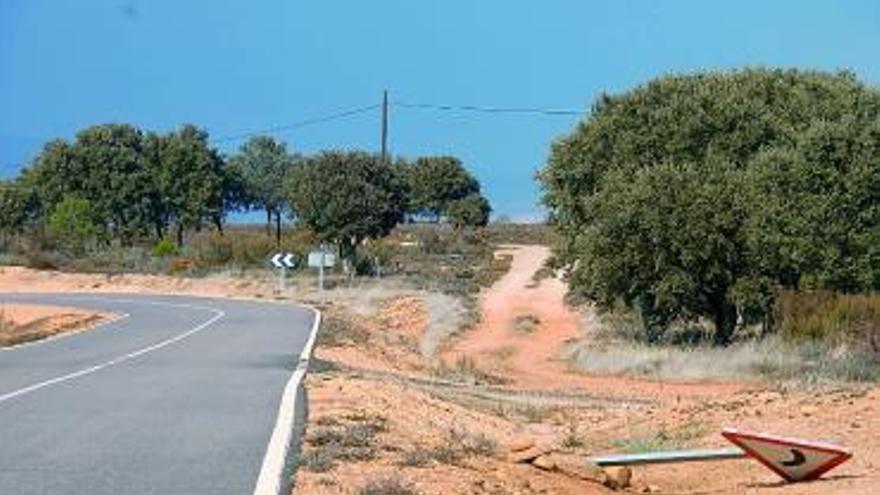 Abandono de señales de tráfico en Peque