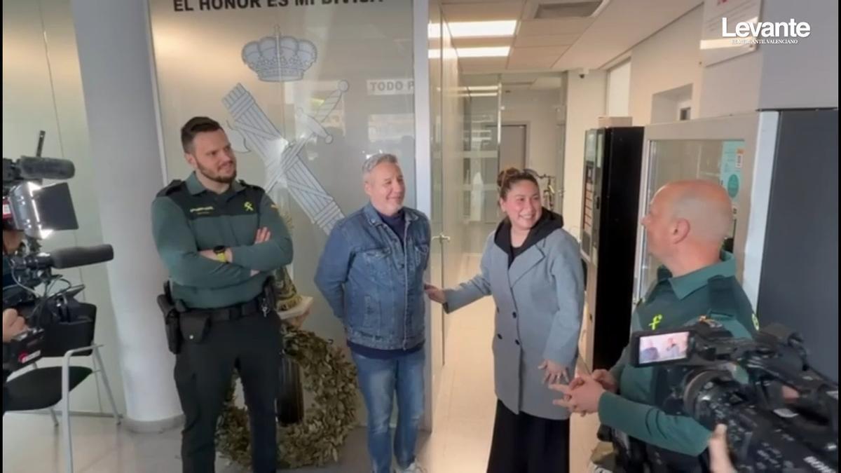 Emoción y abrazos en el cuartel de Alfafar: Rafael agradece a sus salvadores tras sufrir un infarto