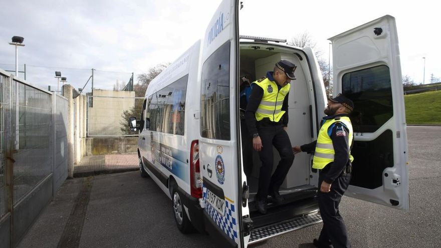 Drogas, alcohol y navajas: noche movida para la Policía Local en Gijón