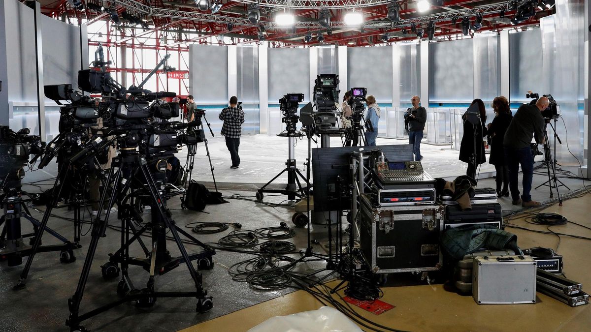 Un plató de televisión en los momentos previos a la celebración de un debate político.