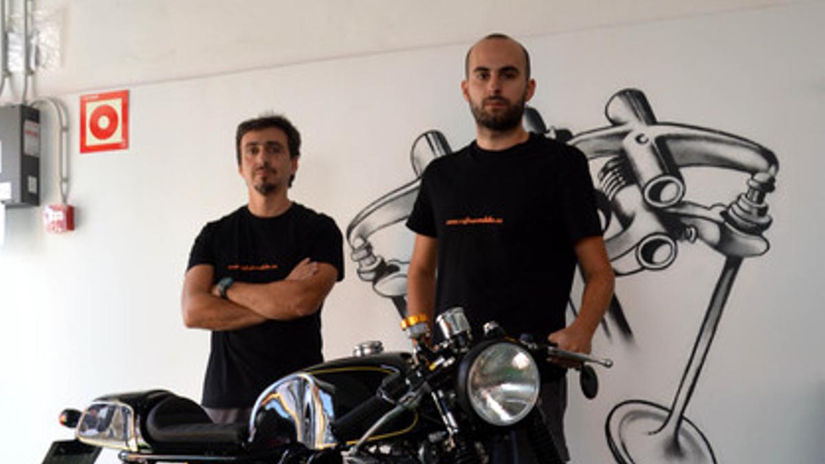 Carlos y Gerard en su taller Cafe Racer Bikes de Terrassa