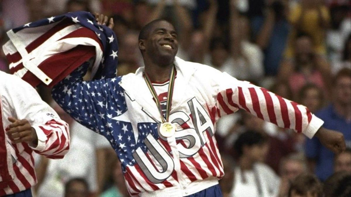 Earvin Magic Johnson, del equipo americano de baloncesto en la ceremonia de entrega de medallas.