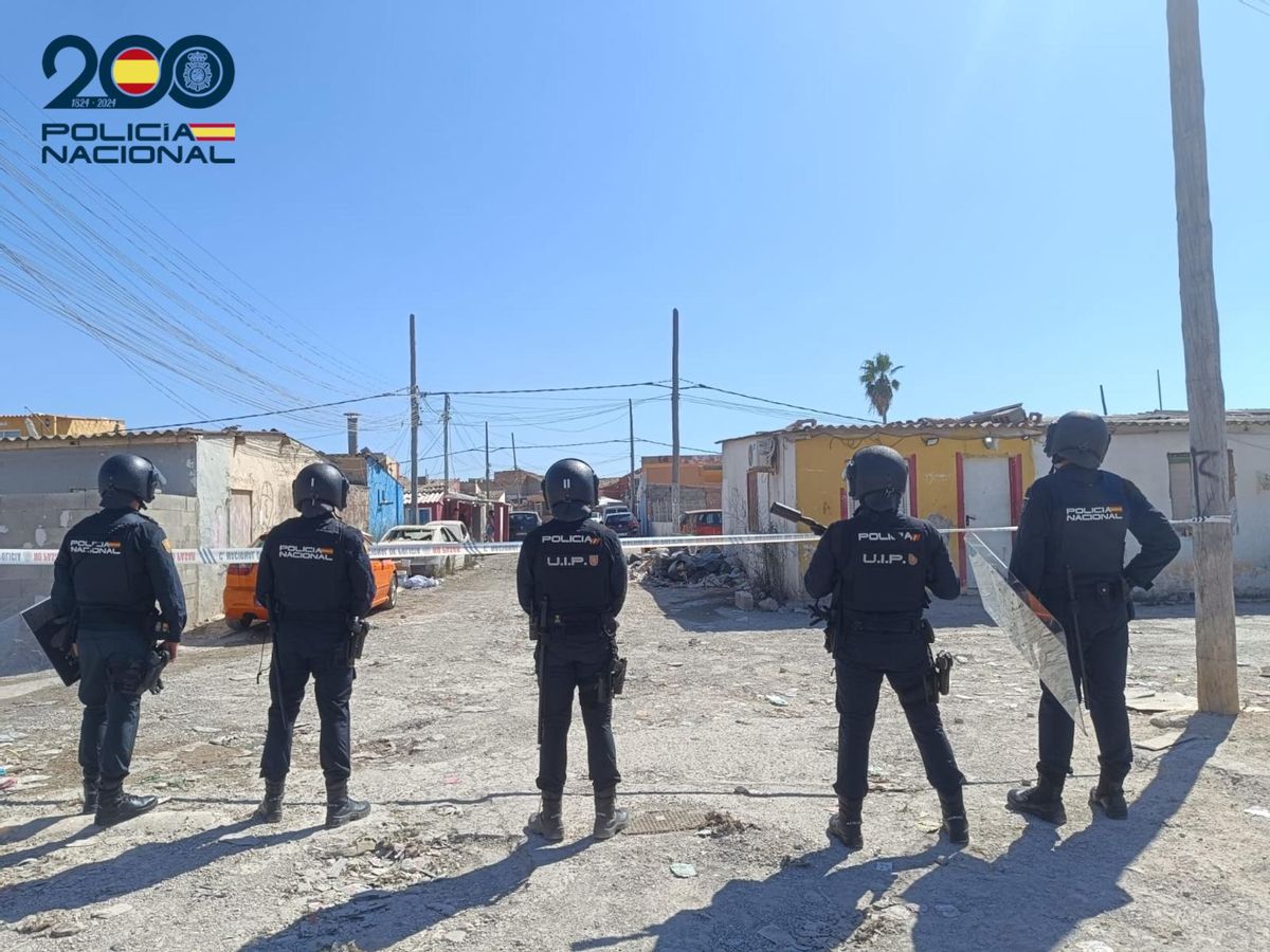 Varios policías, durante el operativo.