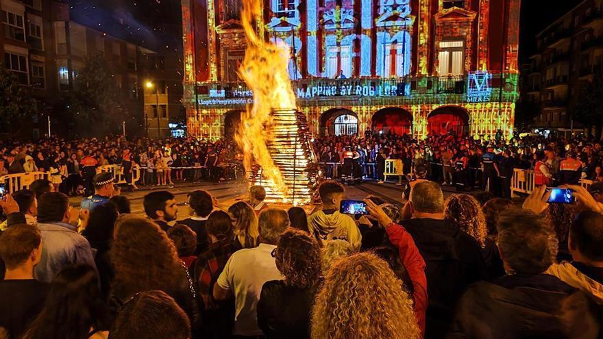 Mieres enciende San Xuan con un intenso programa de actividades con barrenazu, conciertos como el de Víctor Manuel y mucha sidra