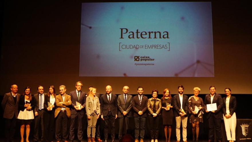 Foto de familia de premiados y representates empresariales y políticos