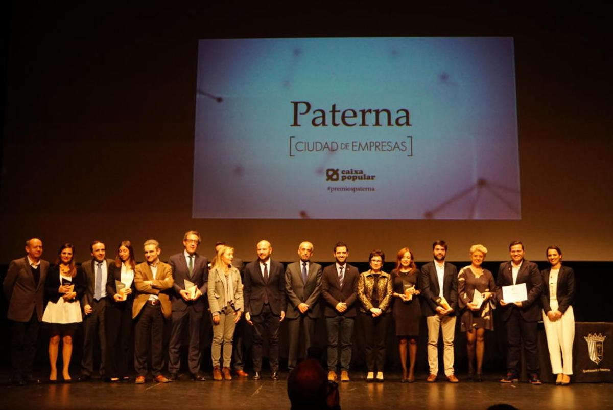 Foto de familia de premiados y representates empresariales y políticos