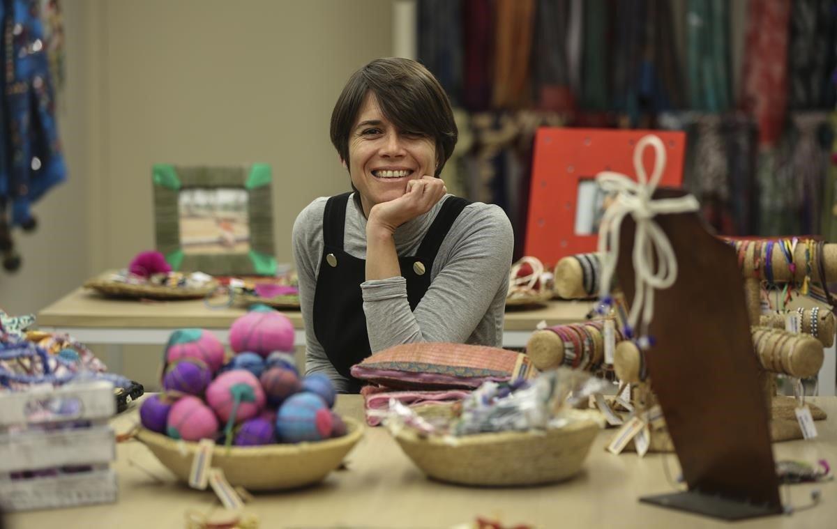 Rocío Luque es la responsable de diseño del Taller de Artesanía de la Fundación Vicente Ferrer, en la India, donde trabaja con 350 mujeres discapacitadas.