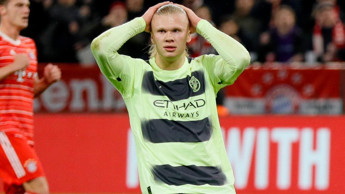 Haaland se lamenta tras fallar el penalti ante el Bayern