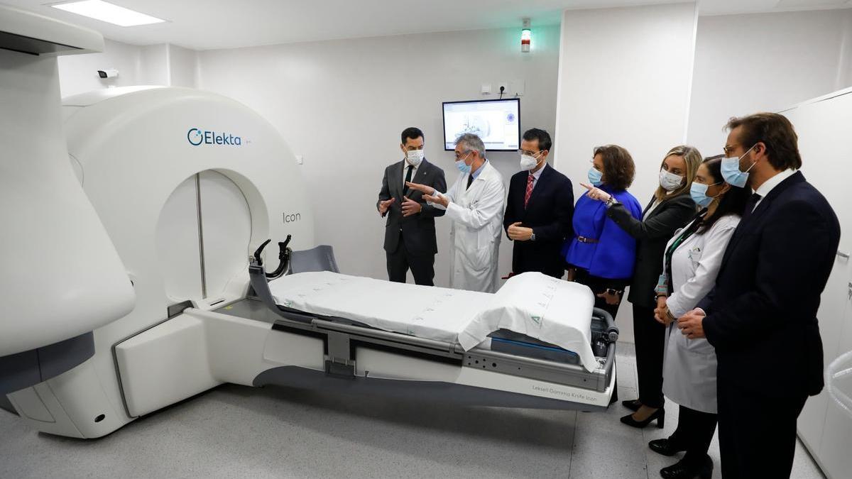 El presidente de la Junta, Juan Manuel Moreno, inaugura nuevos equipamientos tecnológicos en el Hospital Virgen de las Nieves en Granada.