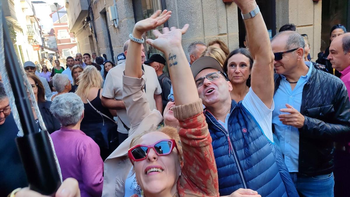 Haciendo selfies con los clientes y amigos.