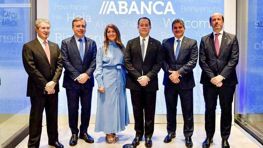 De izquierda a derecha, Eduardo Eraña, Francisco Botas, Mónica Vázquez, Juan Carlos Escotet, Pedro López y Alfonso Caruan, ayer durante la inauguración de la nueva sucursal.