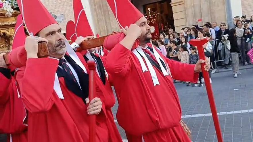 La procesión de los ‘coloraos’ parte de la iglesia del Carmen con la Hermandad Infantil