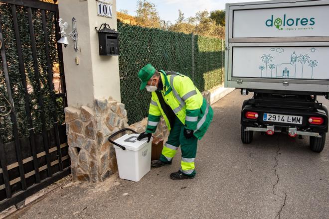 El Ayuntamiento de Dolores pone en marcha el sistema de recogida de residuos puerta a puerta para 2.000 vecinos