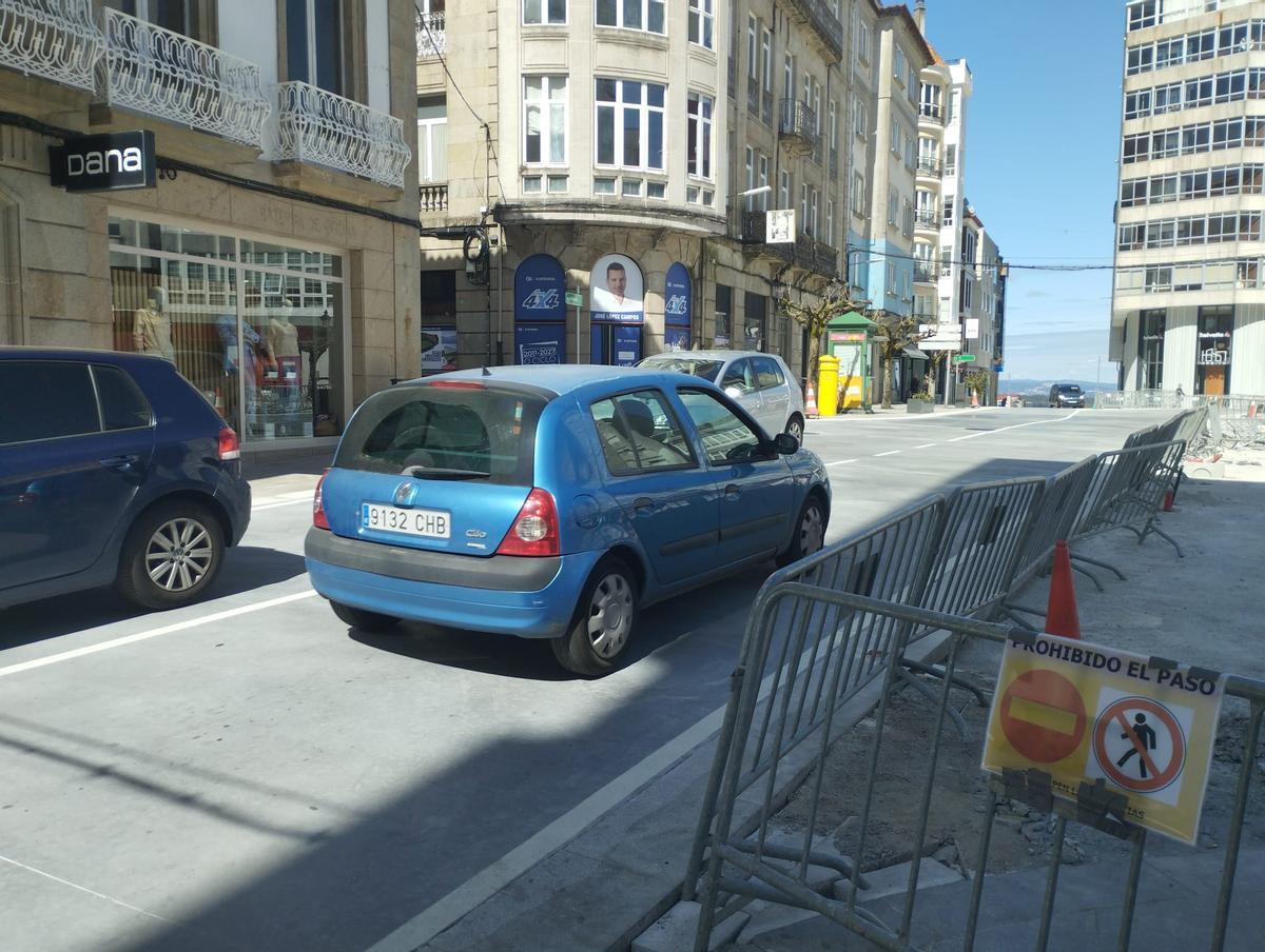 Paso de coches por la nueva plaza de la Farola.