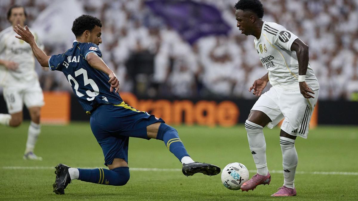 Los blancos ya calientan sobre el césped del RCDE Stadium.