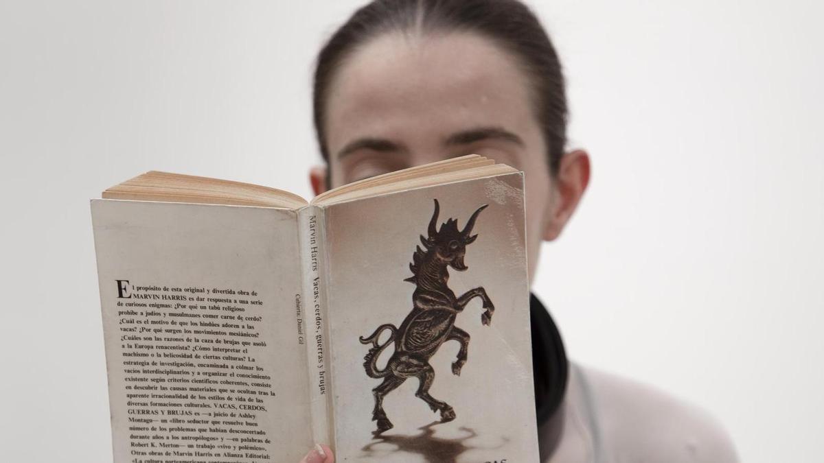 El C3A acoge la performance 'Vacas, cerdos, guerras y brujas. Ejercicio de lectura en composición aleatoria'.