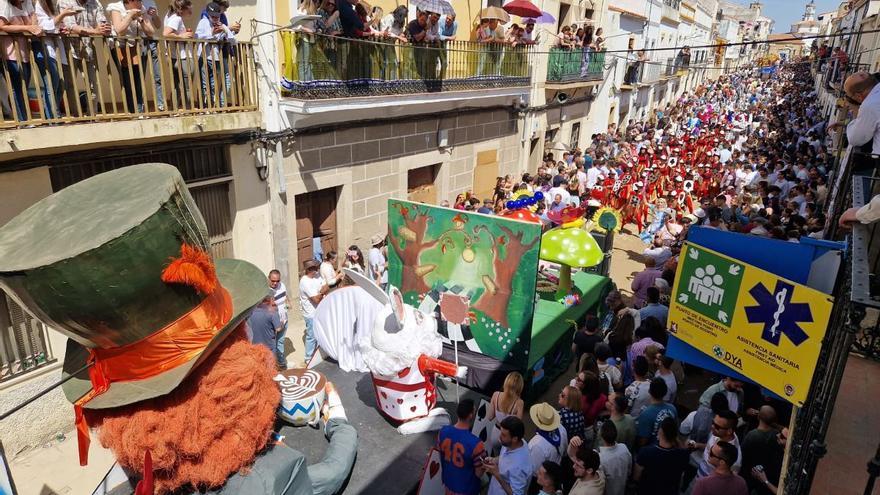 Desfile de las carrozas temáticas en el Día de la Luz de Arroyo de la Luz