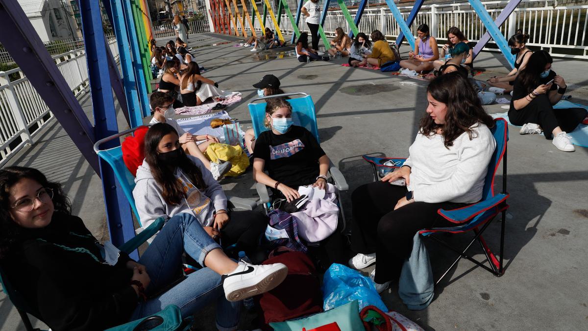 Los fans de Aitana  hacen cola horas antes del concierto