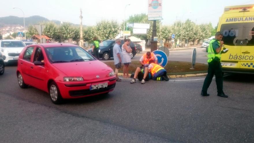 El ciclista herido, atendido en el lugar del accidente // FARO