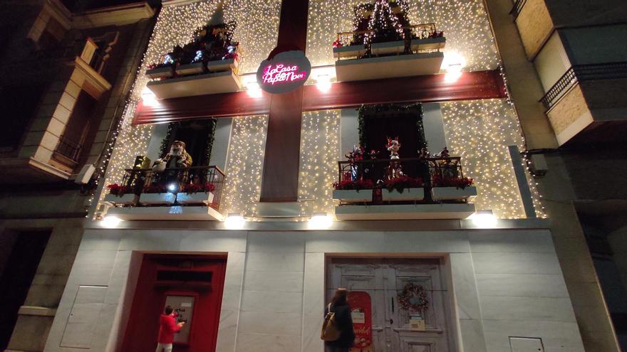 La portentosa iluminación de la Casa de Papá Noel deja boquiabiertos a todos los que se acercan.