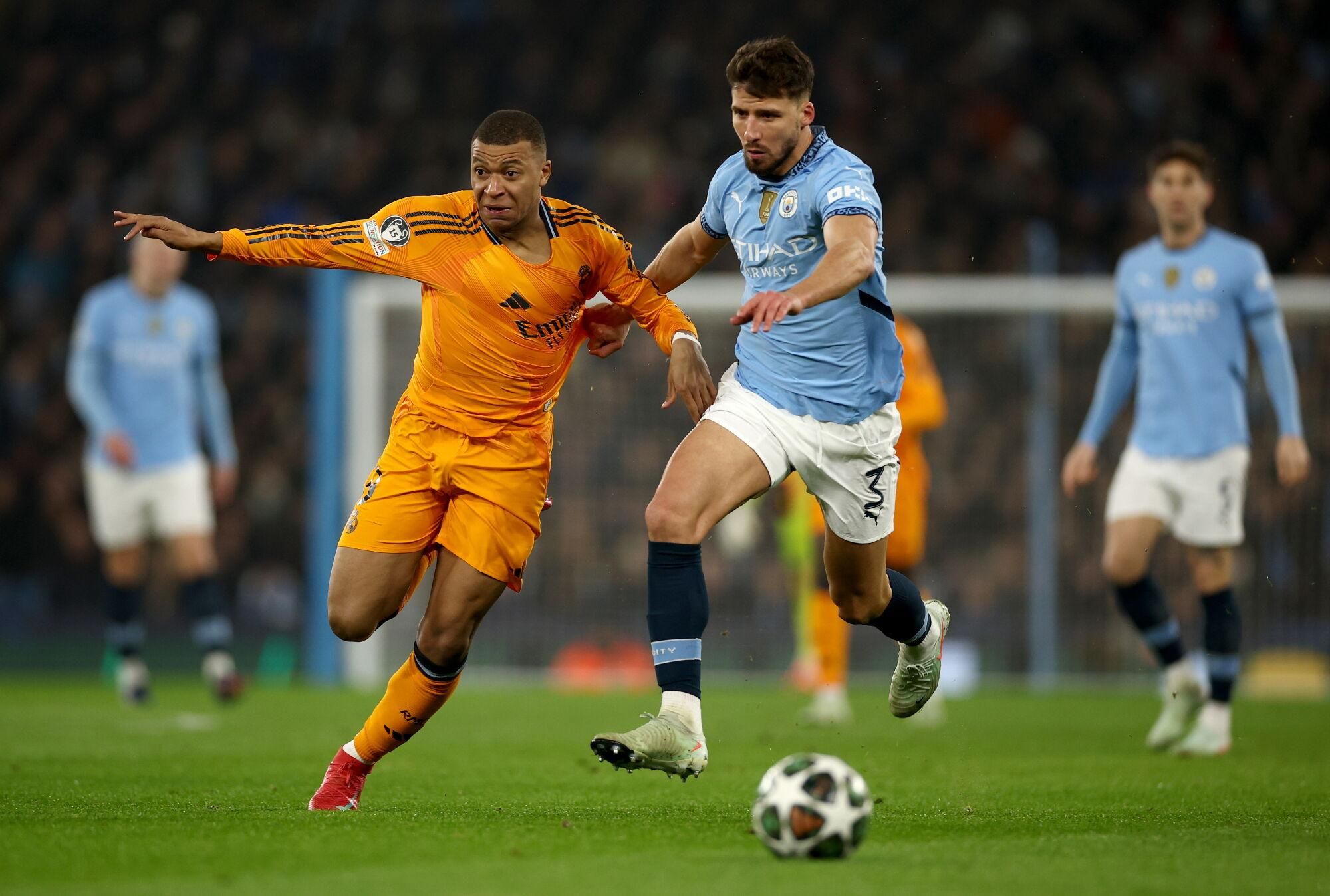 MANCHESTER (United Kingdom), 11/02/2025.- Ruben Dias (R) of Manchester City in action against Kylian Mbappe of Real Madrid during the UEFA Champions League knockout phase play-offs 1st leg match between Manchester City and Real Madrid, in Manchester, Britain, 11 February 2025. (Liga de Campeones, Reino Unido) EFE/EPA/ADAM VAUGHAN