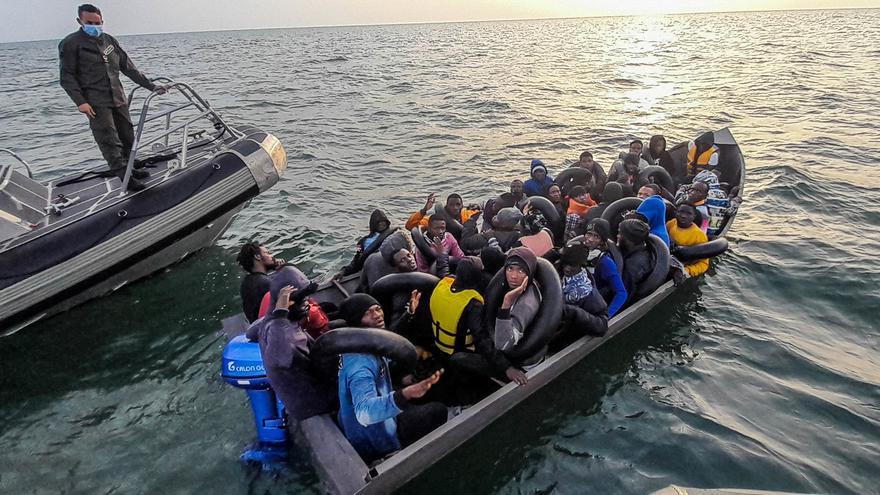 Imagen de archivo de la Guardia Costera de Túnez interceptando una embarcación de migrantes dirigida a Europa.
