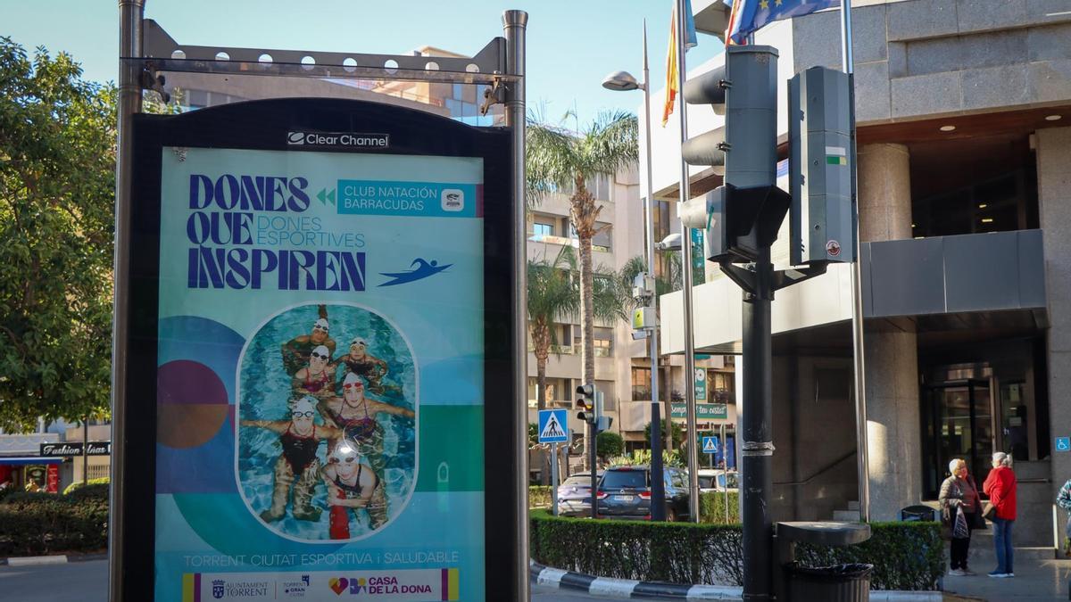 Uno de los carteles de la campaña impulsada por la Casa de la Dona en un mupi de Torrent.