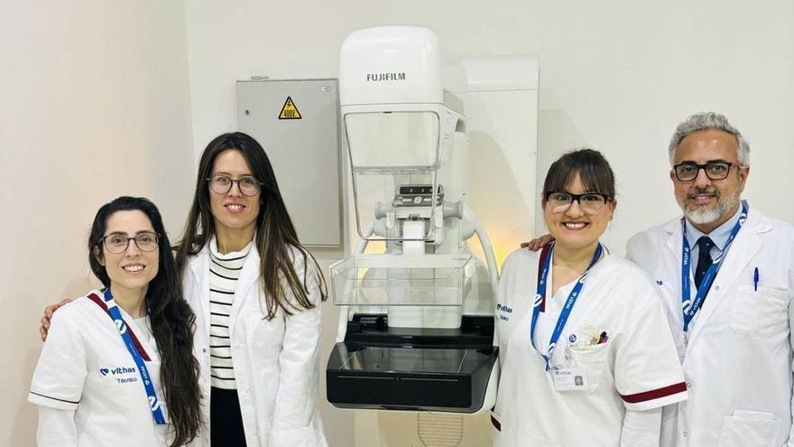 El Dr. Ramos y algunos miembros del equipo de Vithas Xanit Estepona junto a la mamografía.