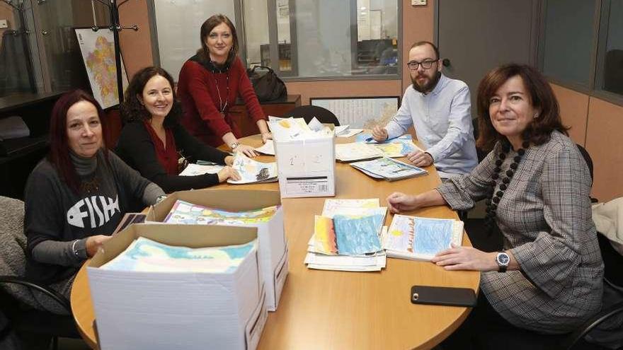 El jurado del concurso escolar se reunió ayer en la sede de FARO en Chapela. // Ricardo Grobas