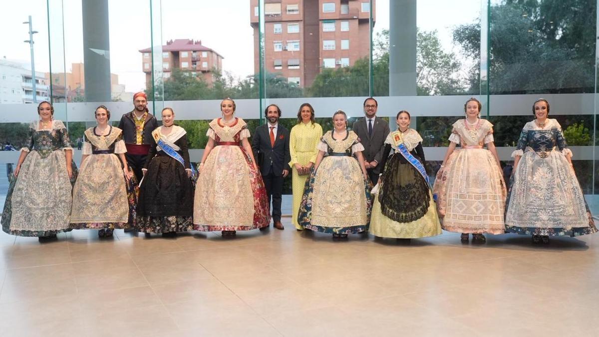 Las falleras mayores de la ciudad 2026, junto a su corte, el mantenedor, autoridades y presidente de la JLF de la Vall.