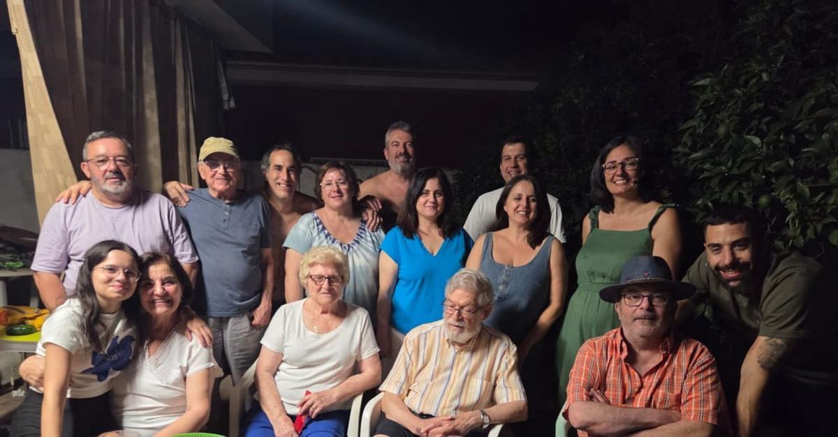Juan Hidalgo, en una noche de verano junto a amigos y compañeros.