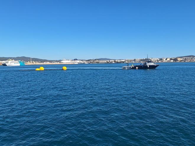 The refloating of the yacht that caught fire in the port of Ibiza, in pictures.