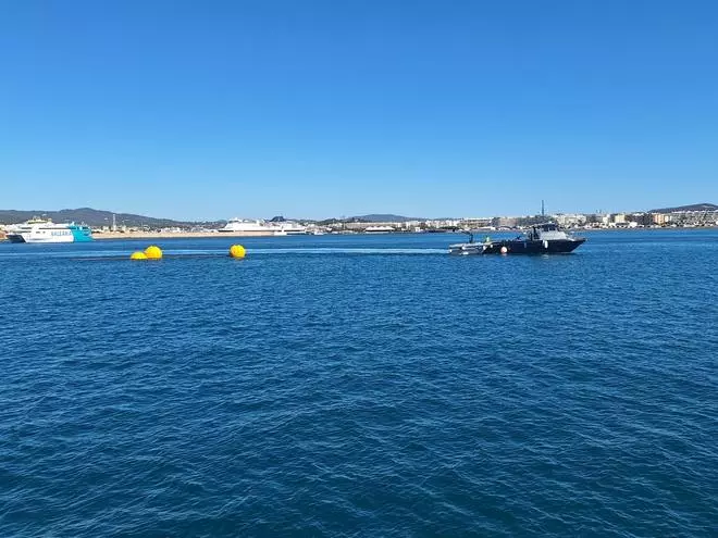 El reflotamiento del yate incendiado en el puerto de Ibiza, en imágenes
