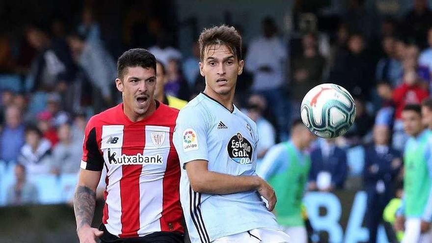 Denis Suárez, ante el balón, con Capa siguiendo la jugada del céltico. // Marta G.Brea