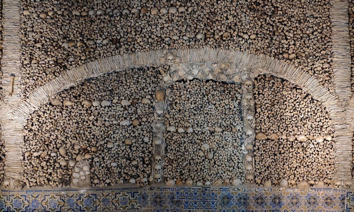 Muro de la capilla de los huesos