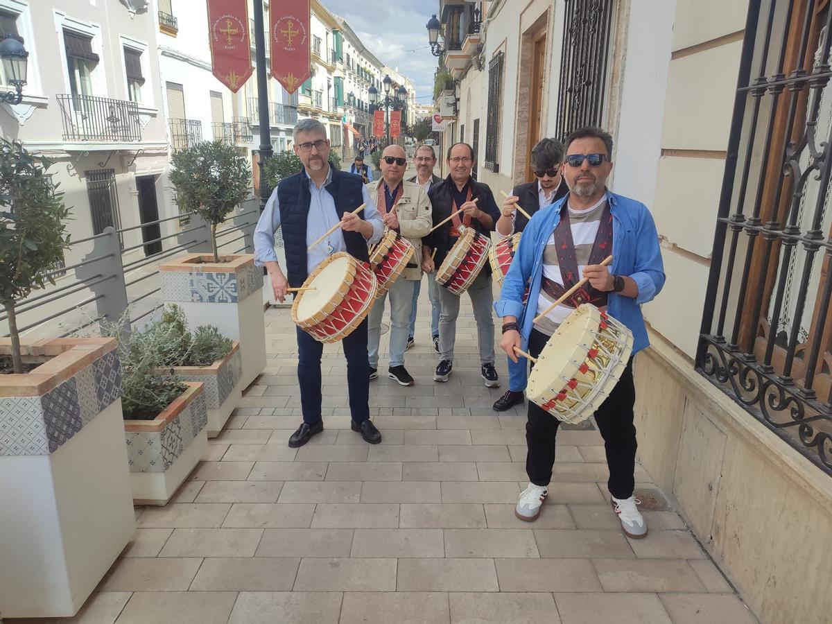 Grupo de tamborileros en una de las calles de Baena.