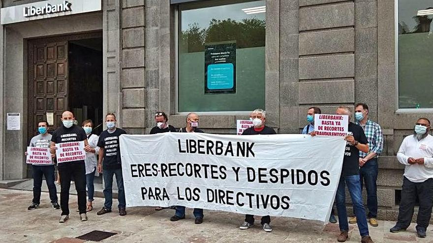 Protesta de los trabajadores de Liberbank, ayer, en Oviedo.