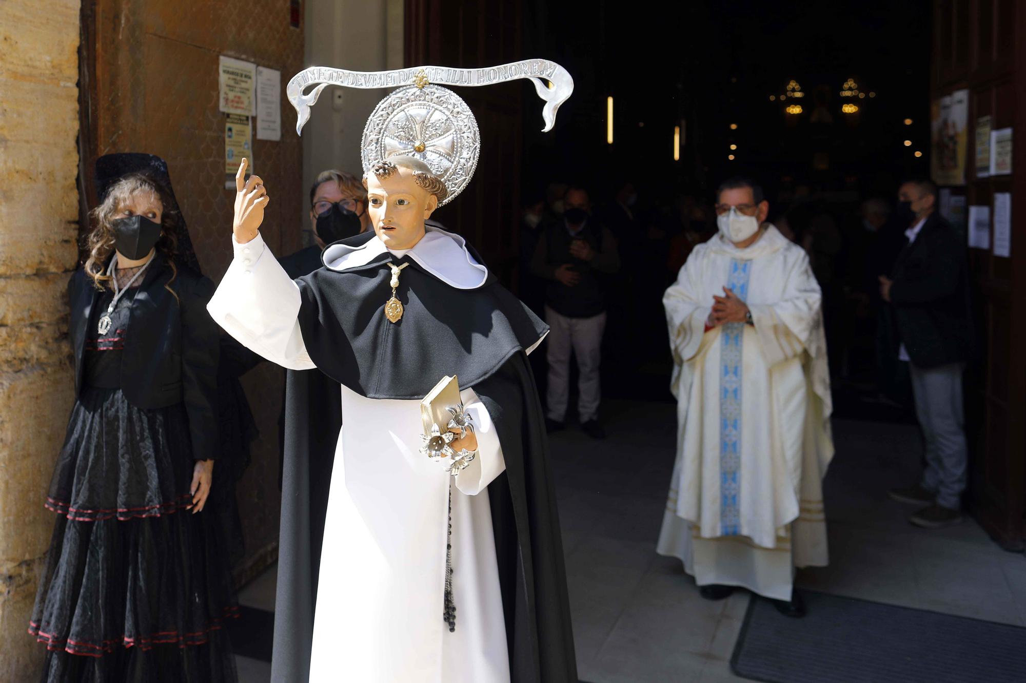 San Vicente Ferrer del Altar del Pilar sale a la puerta de la iglesia.