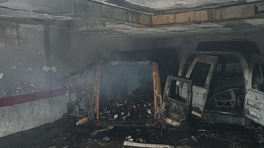 Dos de la furgonetas incendiadas en el barrio del Oliver de Zaragoza.