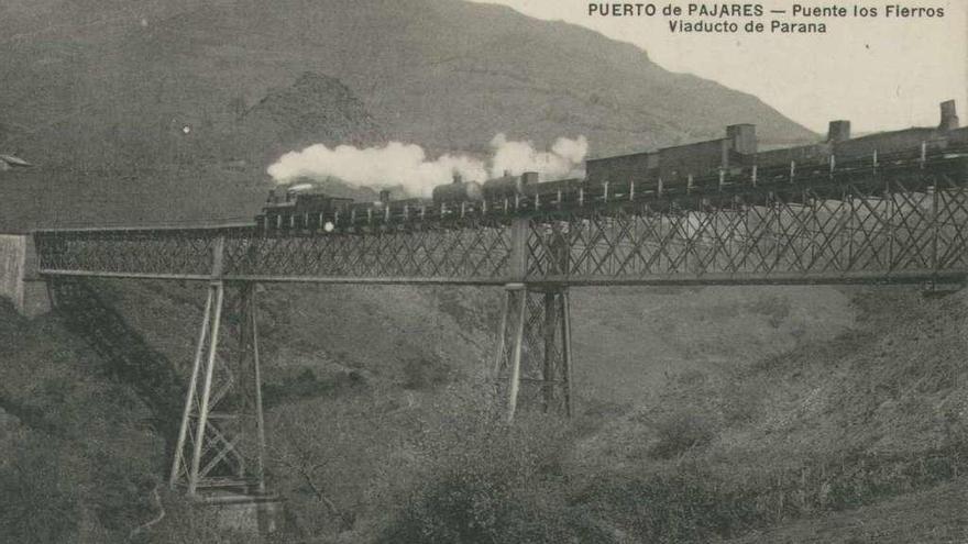 Una estampa de un tren pasando por el antiguo puente de Parana, diseñado por Eiffel.