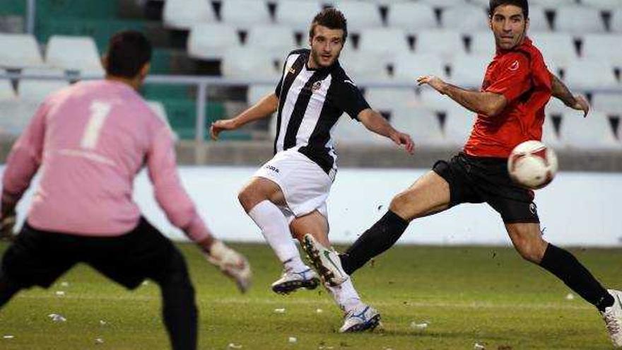 Dos triunfos y una derrota ante el Torrevieja