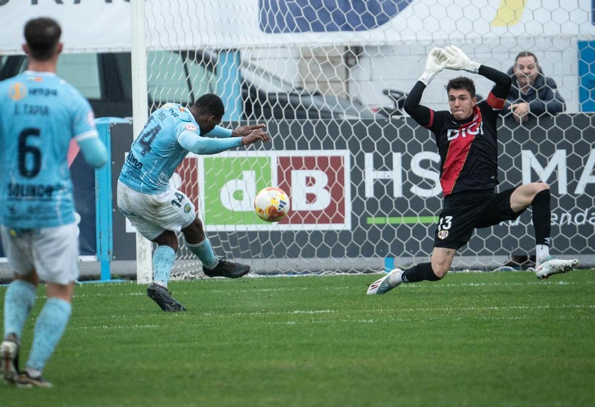 El delantero del Coria, Mba, en uno de sus últimos goles en casa.