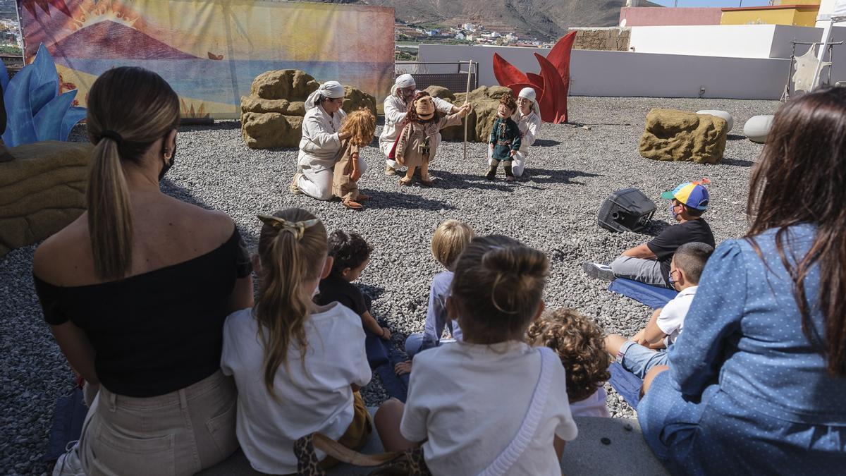 Sesión de la actividad familiar en la Cueva Pintada