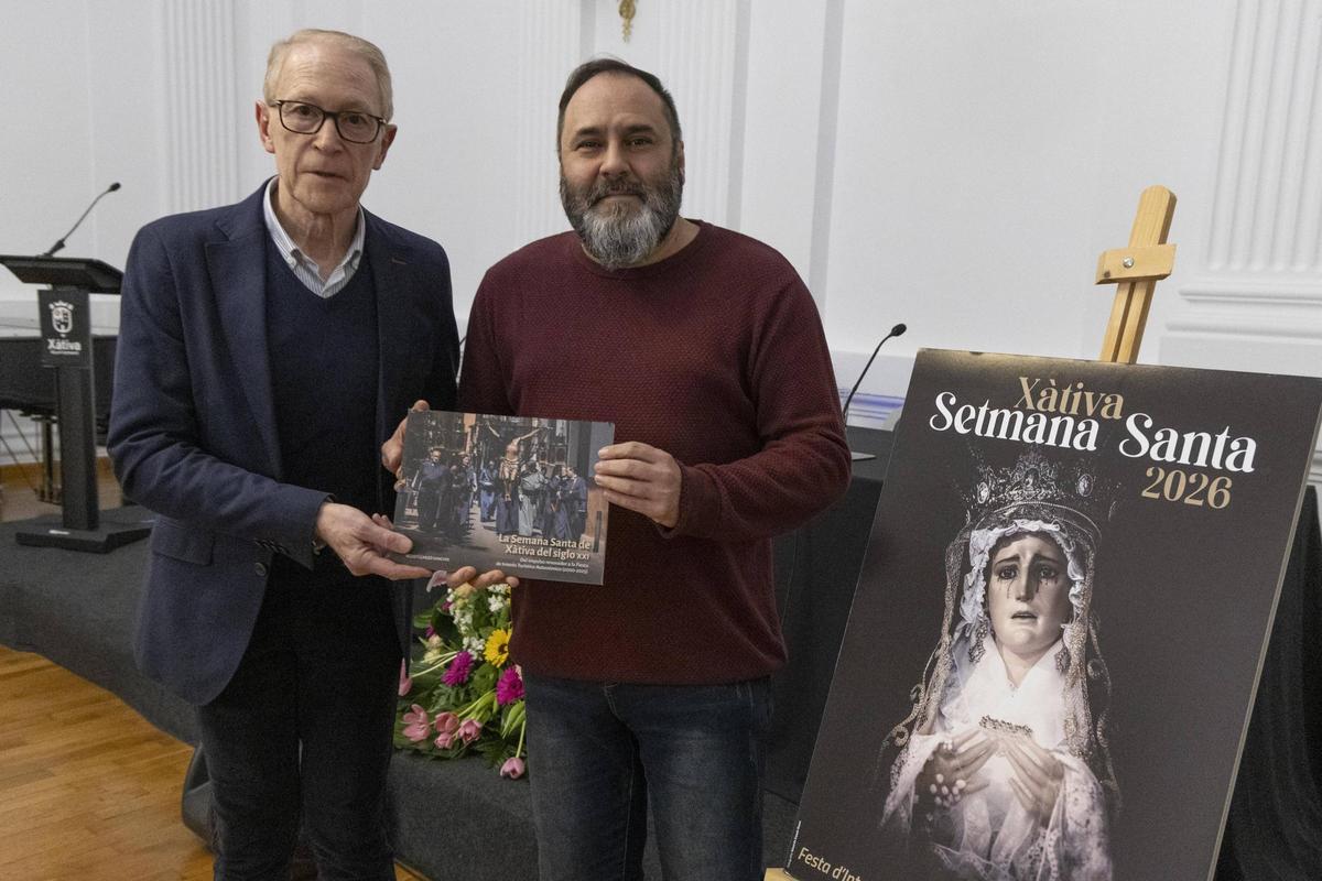 El presidente dela Hermandad de Cofradías, Julio Bellver, y el autor del libro, Agustí Garzó.