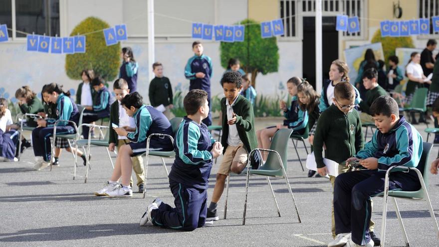 Actividades de animación a la lectura, ayer, en el patio del colegio María Inmaculada. |  // BERNABÉ/JAVIER LALÍN