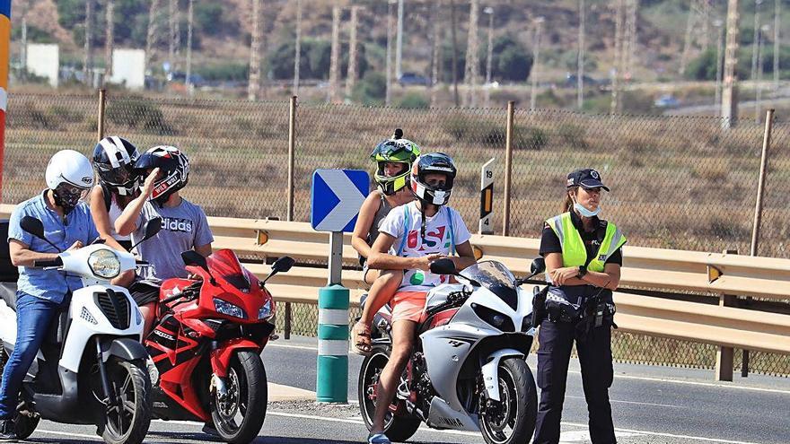 Una agente dirige el tráfico en Cabo de Palos.