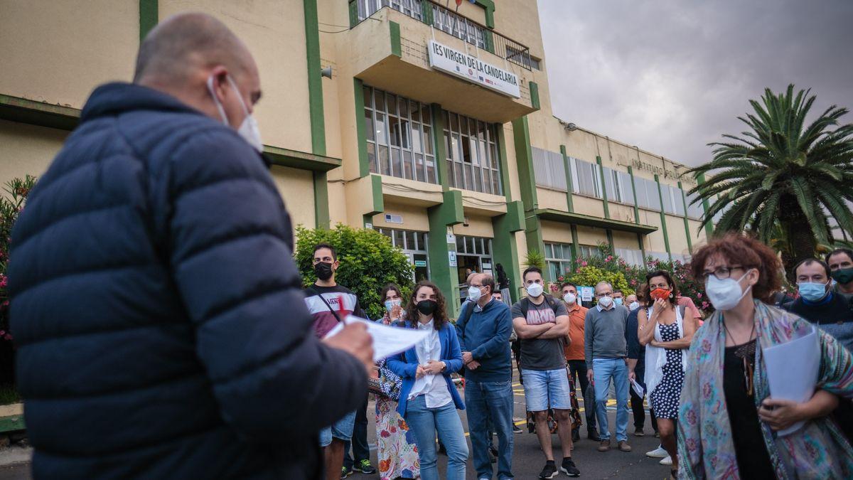 Aspirantes a una palza de docente durante la celebración de las últimas oposiciones de educación.