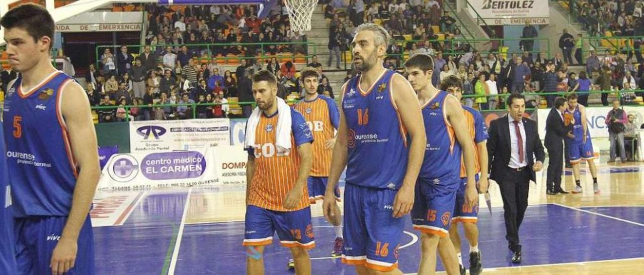 Los jugadores del Club Ourense Baloncesto y el entrenador Gonzalo García, una vez finalizado un partido en el Paco Paz. // Iñaki Osorio